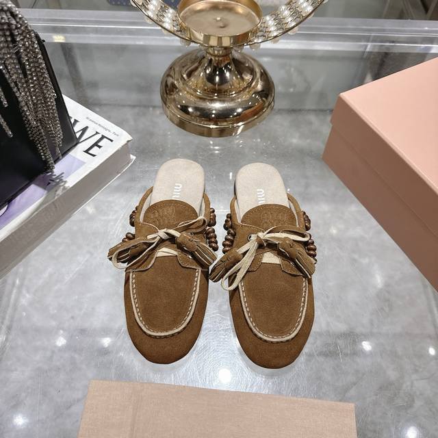 出厂拖鞋 单鞋50Miu Miu 系带鸡眼平底豆豆鞋 缪缪Miumiu25秋冬新款 一脚蹬 复古鞋 俏皮的系带流苏复古的干异色系 内里磨毛的设计 让穿着的体验更