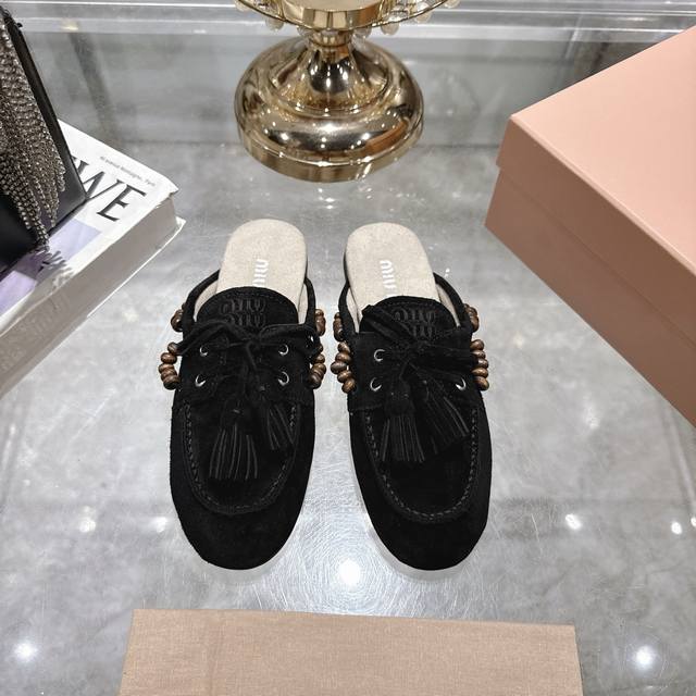 出厂拖鞋 单鞋50Miu Miu 系带鸡眼平底豆豆鞋 缪缪Miumiu25秋冬新款 一脚蹬 复古鞋 俏皮的系带流苏复古的干异色系 内里磨毛的设计 让穿着的体验更