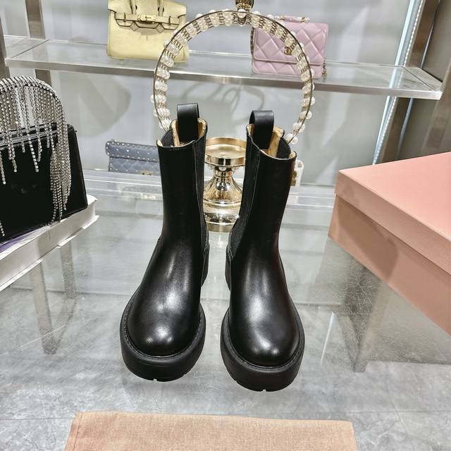 出厂 Miumi*U秋冬新款厚底切尔西短靴，**显瘦显腿长，大长腿神器！厚底设计轻便内侧外侧都有象巾设计特别好穿鞋面进口小牛皮，质感柔软厚实非常高级，原版开模大