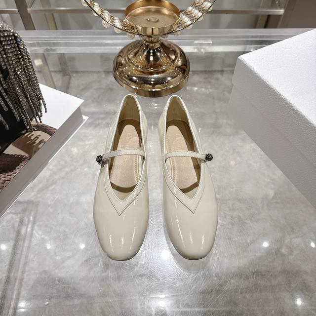 出厂价p Dior 迪奥 2025秋冬最新时装秀高定系列新款D-New Ballet 粗跟圆头玛丽珍芭蕾舞娃娃女鞋 Cd字母Logo五金扣低跟中古女单鞋 材质：