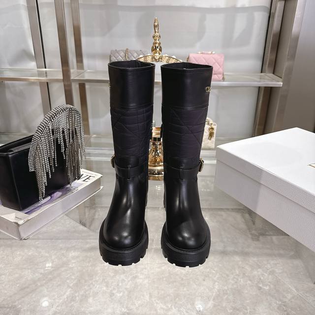 出厂 Dior 迪奥2025 秋冬新款D-Quest系列朋克风藤格纹电绣女靴 明星同款Cd字母Logo五金皮带扣机车靴 低跟厚底圆头一脚蹬骑士中筒靴 材质：鞋面