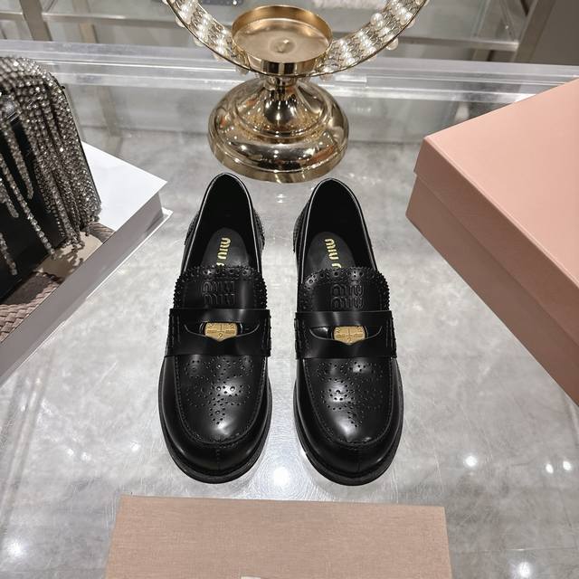 出厂 Miu Miu 25Ss 缪缪秋冬新款做旧半圆头单鞋 Miumiu 秋冬新款，细节的设计在一众乐福鞋中脱颖而出，整体鞋型圆滑秀气，一点不笨重，可以完全露出