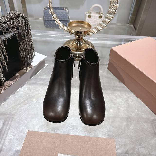 出厂价p Miumiu 2025Ss秋冬新款圆头短靴 Miu系全球限量款靴子，今年最值得入手的靴子 重工艺手工鞋 复古擦色牛皮短靴 满满的复古感！ 整个皮料选用
