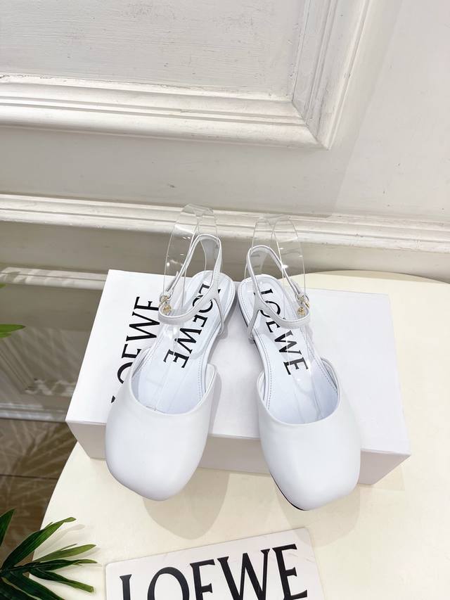 出 Loewe 罗意威 2025秋冬新品 Toy 踝带芭蕾舞平底鞋 Loewe作为这两年最受欢迎的设计师牌，设计简单、细节巧妙、清新脱俗！ 不想满大街撞款的可以