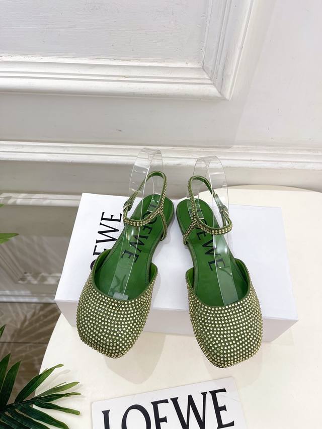 出 Loewe 罗意威 2025秋冬新品 Toy踝带钻面芭蕾舞平底鞋 Loewe作为这两年最受欢迎的设计师牌，设计简单、细节巧妙、清新脱俗！ 不想满大街撞款的可