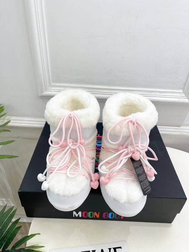 出 Moon Boot 月亮靴2025秋冬爆款雪地靴系列 这款丑萌滑雪鞋今年非常爆，色彩搭配非常时尚 超酷个性非常强！潮派炸街！各大网红明星同款！冬季滑雪必备爆