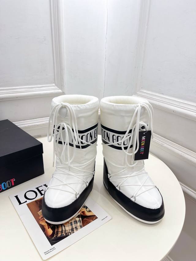 出 Moon Boot 月亮靴2025秋冬爆款雪地靴系列 这款丑萌滑雪鞋今年非常爆，色彩搭配非常时尚 超酷个性非常强！潮派炸街！各大网红明星同款！冬季滑雪必备爆