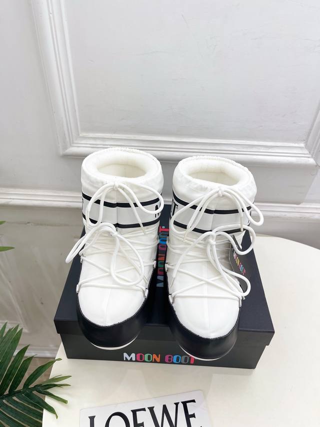 出 Moon Boot 月亮靴2025秋冬爆款雪地靴系列 这款丑萌滑雪鞋今年非常爆，色彩搭配非常时尚 超酷个性非常强！潮派炸街！各大网红明星同款！冬季滑雪必备爆