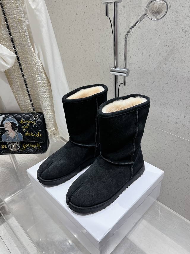 Maisonmargiela马吉拉 Mm6 分趾雪地靴新款火爆来袭！ 不容错过的时尚单品 简单又有格调的美 跑量扛把子，分趾必入单品 时尚减龄神器 随性率真的感