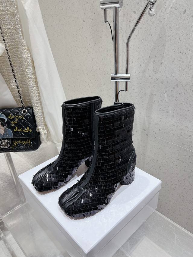 Maison Margiela 马吉拉经典分趾靴 Mm6短靴 辨识度极高，舒适度满分，不会过时的决绝子单品 进口特殊材质 片珠鞋面，进口真皮大底 顶级品质35-