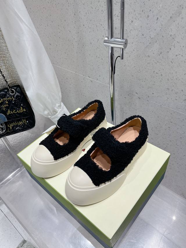玛尼秋冬新款玛丽珍毛毛鞋 Marni是来自意大利的独立设计师品牌，迅速走红国际时装界的一个著名品牌。正品购入开发 完美复刻 纯粹的奢华感是Marni所致力打造的