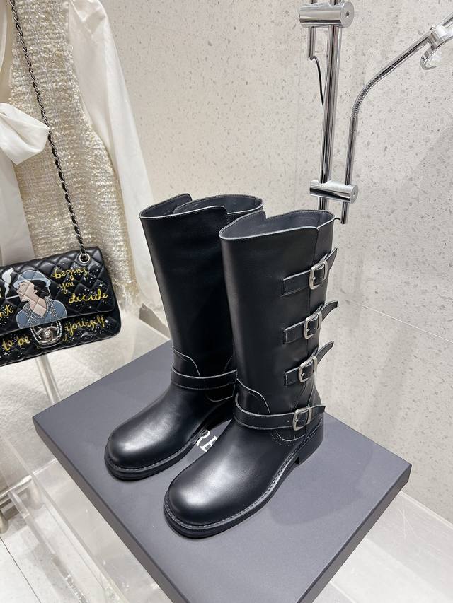 代购级 Atelier Edition 24Ss 秋冬 小众品牌 新款 中筒马丁靴 又到了可以穿靴子的季节啦 使用较软的皮料可以跟博主一样卷边穿喔而且高度也比较
