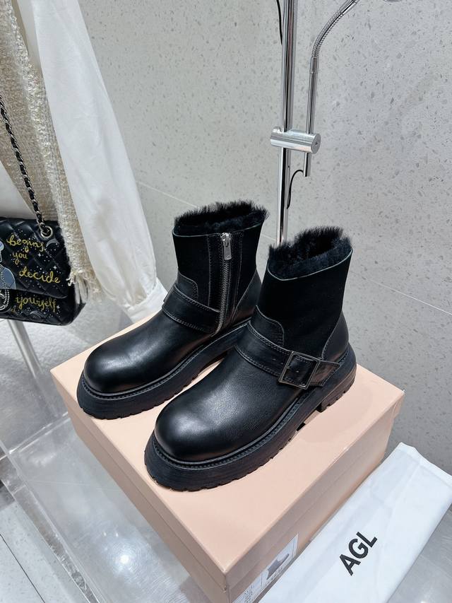 代购级 Agl 24Ss 秋冬简约毛及裸靴 集大头短靴的帅气与运动鞋的青春活力于一身 看似极其简约，轻松写意的设计，但选材却极其奢华 采用顶级的进口皮面打造鞋身