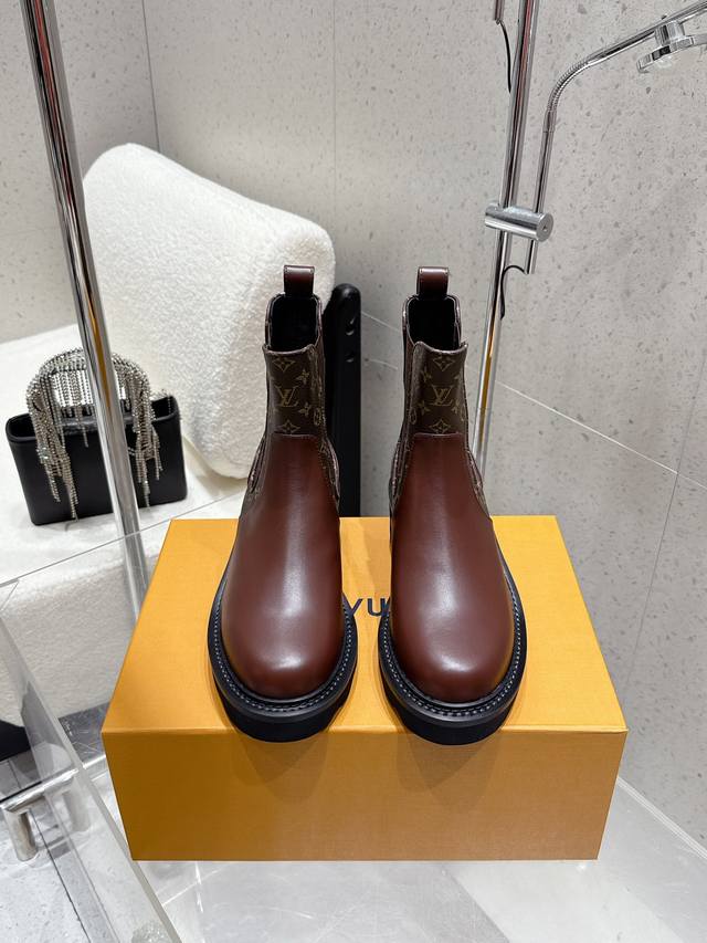 出厂 Louis Vuitton 25Ss秋冬新款 Lv圆头松紧带一脚蹬短靴 裸靴 鞋面：牛皮 老花皮 内里垫脚：牛皮 鞋底：原版开模定制橡胶大底 码数：35-