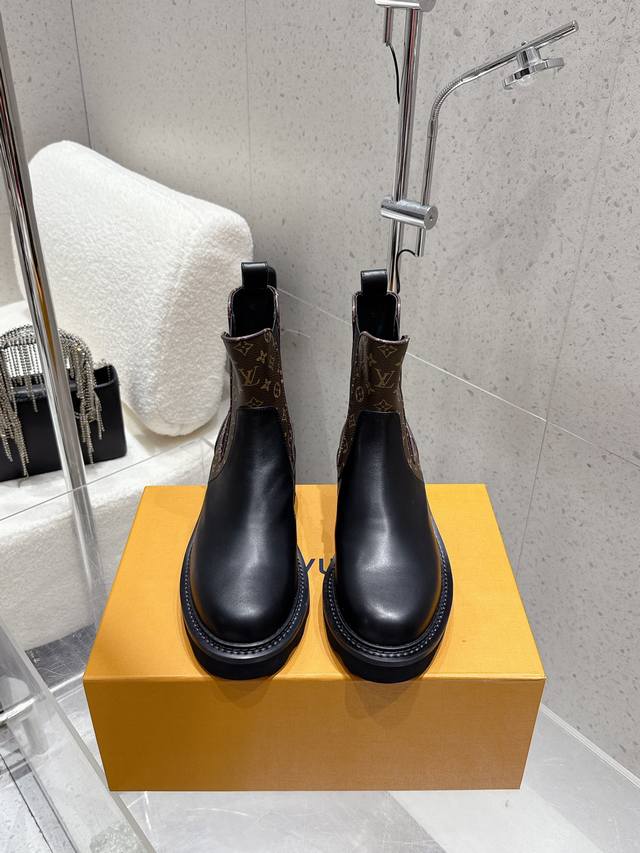出厂 Louis Vuitton 25Ss秋冬新款 Lv圆头松紧带一脚蹬短靴 裸靴 鞋面：牛皮 老花皮 内里垫脚：牛皮 鞋底：原版开模定制橡胶大底 码数：35-