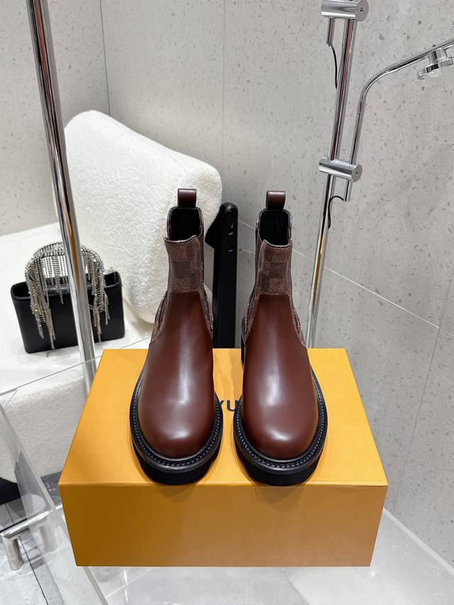 出厂 Louis Vuitton 25Ss秋冬新款 Lv圆头松紧带一脚蹬短靴 裸靴 鞋面：牛皮 老花皮 内里垫脚：牛皮 鞋底：原版开模定制橡胶大底 码数：35-