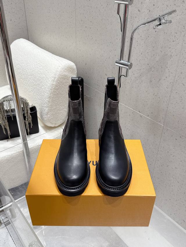 出厂 Louis Vuitton 25Ss秋冬新款 Lv圆头松紧带一脚蹬短靴 裸靴 鞋面：牛皮 老花皮 内里垫脚：牛皮 鞋底：原版开模定制橡胶大底 码数：35-