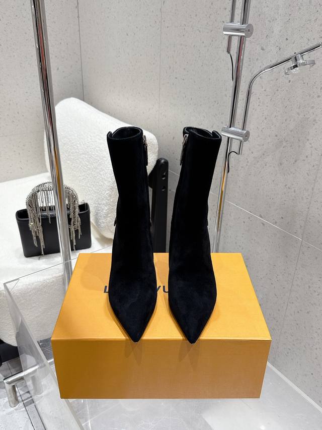 出厂 Louis Vuitton 25Ss秋冬新款 Lv尖头高跟侧拉链短靴 裸靴 鞋面：小牛皮 羊猄皮 内里垫脚：羊皮 鞋底：意大利真皮大底 跟高：8Cm 码数