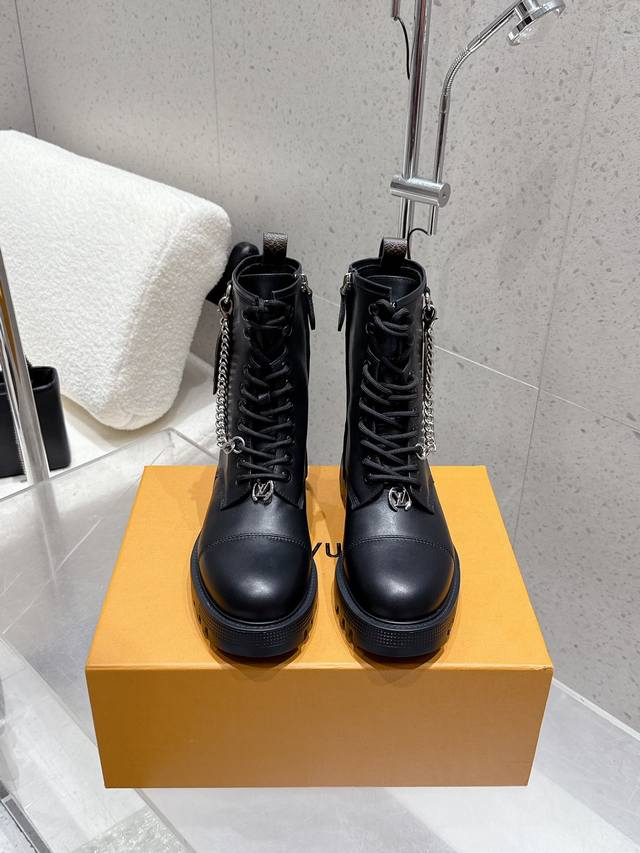 出厂 Louis Vuitton 25Ss秋冬新款 Lv 圆头系带马丁靴 短靴 裸靴 鞋面：牛皮 老花皮 内里垫脚：牛皮 鞋底：原版开模定制橡胶大底 码数：女3