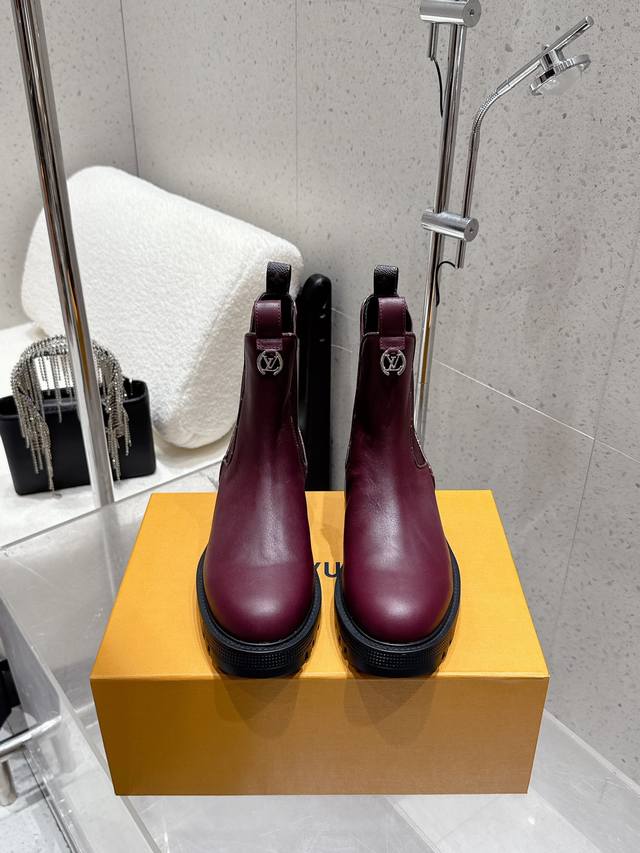 出厂 Louis Vuitton 25Ss秋冬新款 Lv圆头松紧带一脚蹬短靴 裸靴 鞋面：牛皮 老花皮 内里垫脚：牛皮 鞋底：原版开模定制橡胶大底 码数：35-