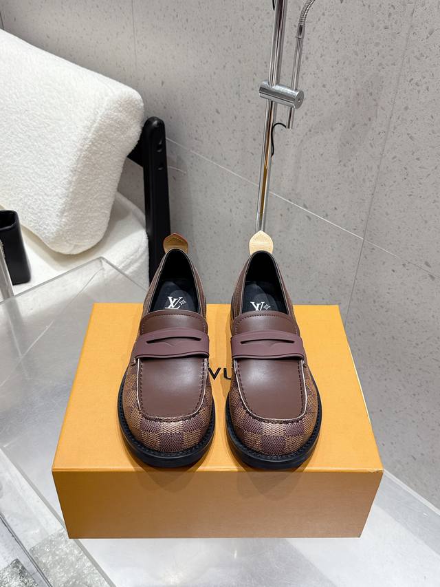 出厂 Louis Vuitton 25Ss秋冬新款 Lv 情侣款 乐福鞋 单鞋 皮鞋 鞋面：牛皮 老花皮 内里垫脚：牛皮 鞋底：原版开模定制橡胶大底 码数：女3