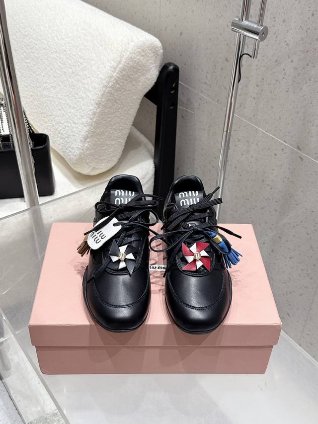 出厂 Miumiu 缪缪 Miu Miu 运动鞋 早春发售前先近赏同样是在十月的巴黎时装周，又被眼尖的粉丝们看见了 Miu Miu 的续作！经典的老爹鞋款式 N