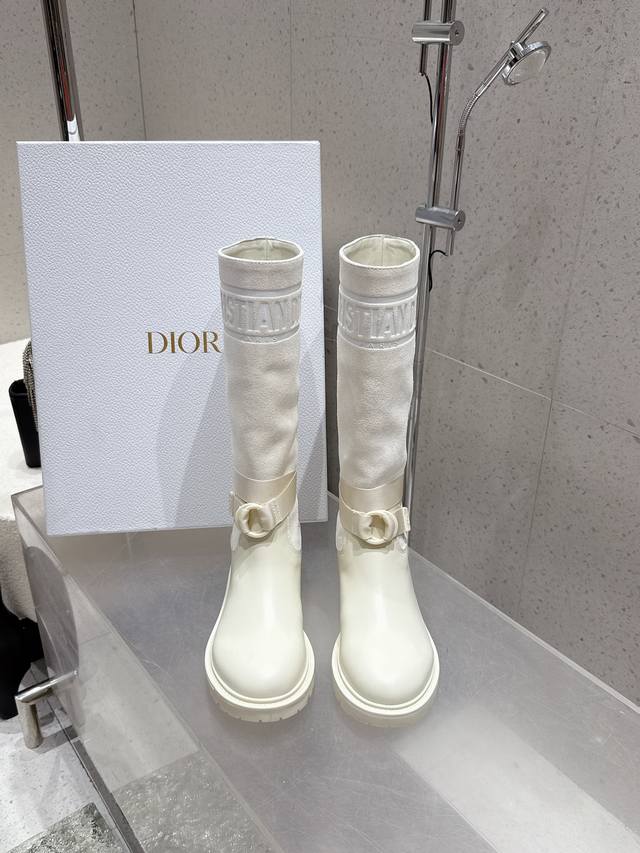 出厂：皮里 毛里 Dior 迪奥 秋冬新款高靴 复古经典长靴 1:1原版复刻 市面最高版本 鞋面采用小牛皮 拼接牛筋皮 楦型百搭显瘦 造型立体饱满 时髦高端大气