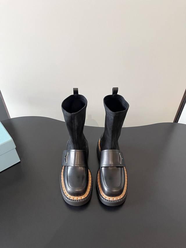 prada 最新弹力 厚底机车靴 包包时尚休闲机车马丁靴 独到味道 人人都爱也轻松驾驭 每年都会爆.还有就是经典的鞋楦 足以征服你 穿上它 增高休闲两不失误 脚