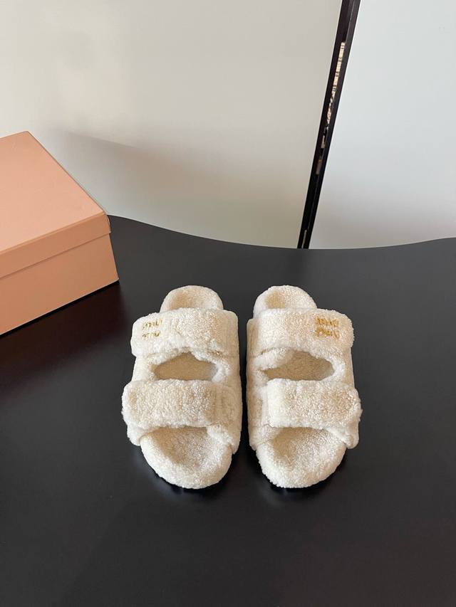 Miu Miu最新秋冬羊毛拖美拉德色系走秀款 出现在各大时装杂志封面 各路明星 小红书博主都在穿 ！全新复古上脚尤为惊艳到你的一款闭眼入都是不会后悔 搭配可咸可