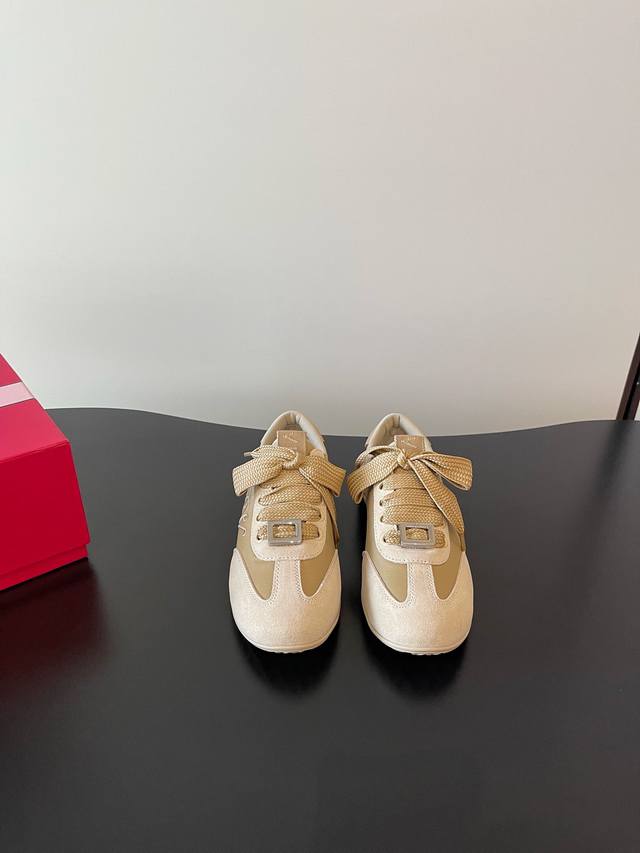 Roger Vivier 最新钻扣德训休闲鞋简直绝了 一整个爱住 独特设计与经典元素完美融合，上脚瞬间气场全开，时尚感爆棚。每一步都像是在走T台，不仅颜值超高，