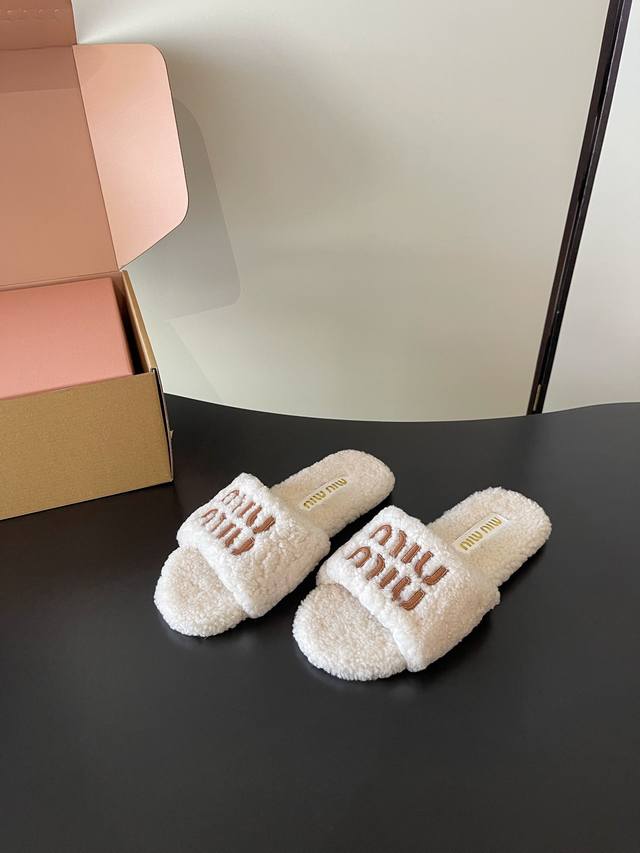 Miumiu 新款羊毛拖来啦 时尚圈的小可爱 毛茸茸的质感，仿佛把云朵穿在了脚上，软乎乎的超治愈~经典的Miumiu标识精致又吸睛， 黑白棕米多种配色，不管是简