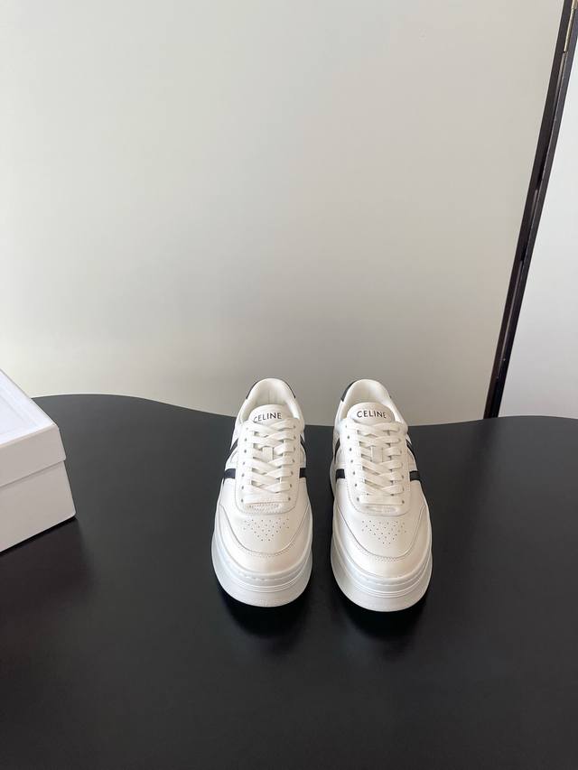 Celine 最新款 厚底 复古 德训 小白鞋 火爆推出新的配色版型整体设计简约和经典配色可闭眼入的那种Celine Homme Celine全新Trainer