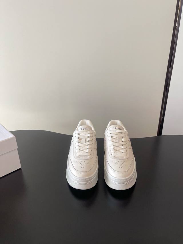 Celine 最新色 厚底 复古 德训 小白鞋 火爆推出新的配色版型整体设计简约和经典配色可闭眼入的那种Celine Homme Celine全新Trainer