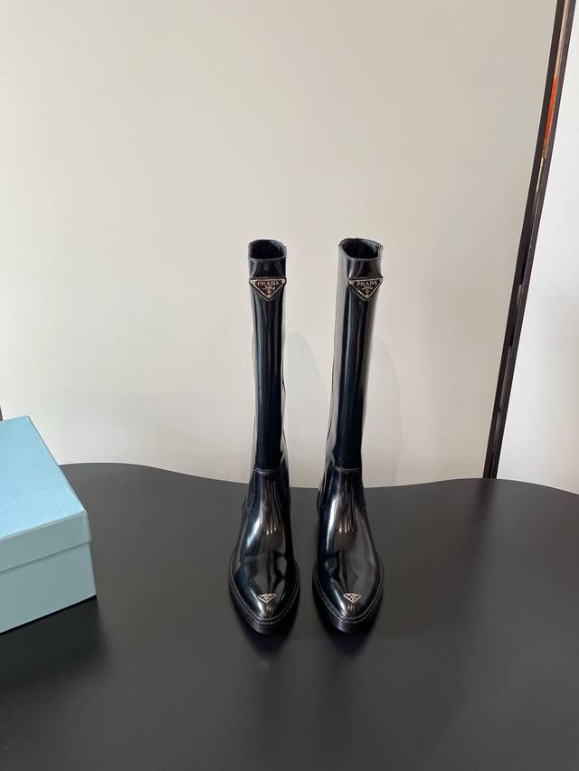prada 最新尖头 桶靴 厚底机车靴 时尚休闲机车马丁靴 独到味道 人人都爱也轻松驾驭 每年都会爆.还有就是经典的鞋楦 足以征服你 穿上它 增高休闲两不失误