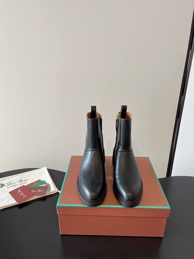 Loro piana 诺悠翩雅 Lp 最新 Kilda踝靴侧拉链短靴 这款标志性踝靴采用打蜡牛皮革 绒面羊皮材质，赋予其质朴而独特的复古美感 休闲而精致的款式既