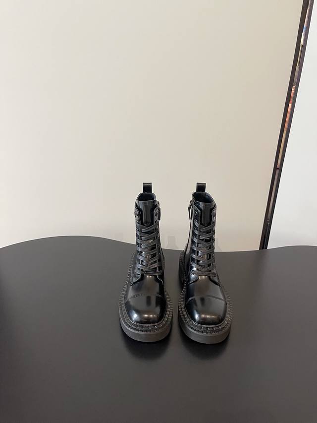 prada 最新系带马丁 桶靴 厚底机车靴 时尚休闲机车马丁靴 独到味道 人人都爱也轻松驾驭 每年都会爆.还有就是经典的鞋楦 足以征服你 穿上它 增高休闲两不失