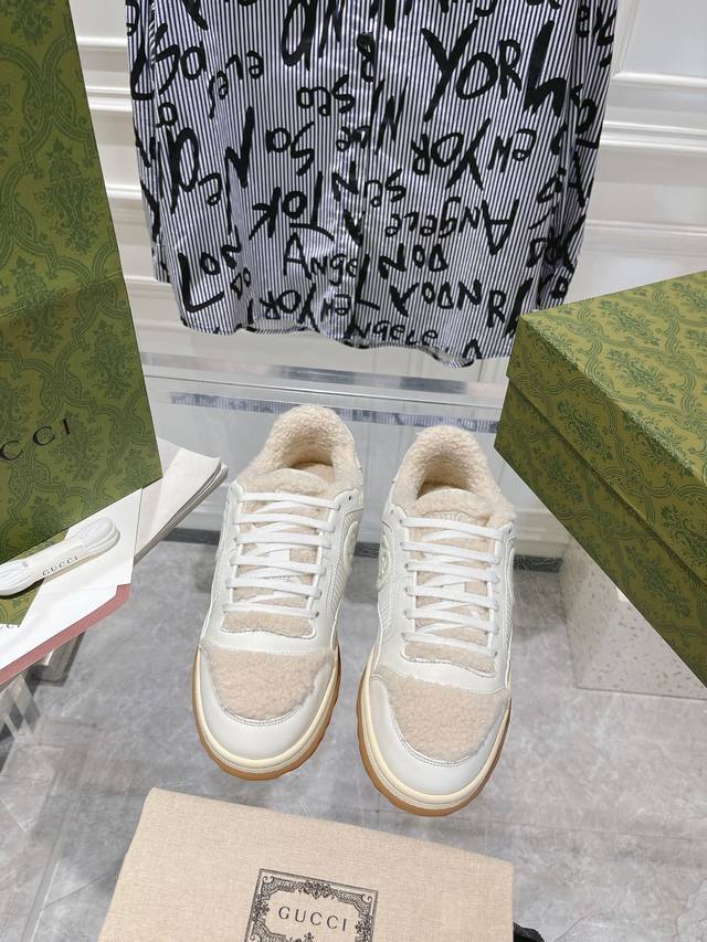 出厂 、代购版 Gucci 秋冬古驰G家 最新爆款Mac80羊羔毛鞋 原版购入开发 配送精美飞机盒包装 面料：原版定制进口头层牛皮 内里：原版定制进口羊羔毛 大
