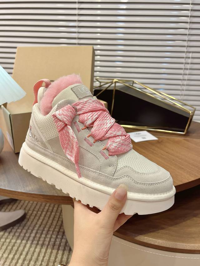 Ugg秋冬新款梅尔休闲鞋毛毛鞋雪地靴 鞋面设计，再生弹道帆布网纱、采用优质翻毛皮鞋面，鞋内里材质，采用隆丰羊皮毛一体。毛茸内里，保暖锁热，跟后侧饰有压花Logo