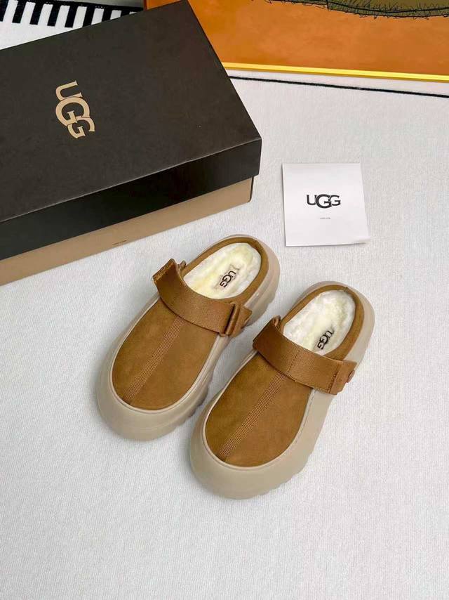 出厂： 男女同款 Ugg 2025新品小土豆，半拖一脚蹬解锁松弛脚感，轻便薄底时刻轻盈时髦，随性走出全新风格，这感觉很Ugg，经典翻毛皮搭配柔软羊毛内里鞋垫，胶