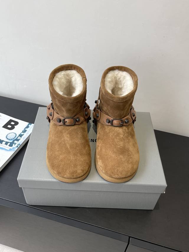 Balenciaga 巴黎世家 滑雪系列 25Ss最新款 羊毛雪地靴 短靴 完美复刻 设计师推出探索时尚界对于原创与挪用的概念 以全新系列致敬传承与经典 以标志