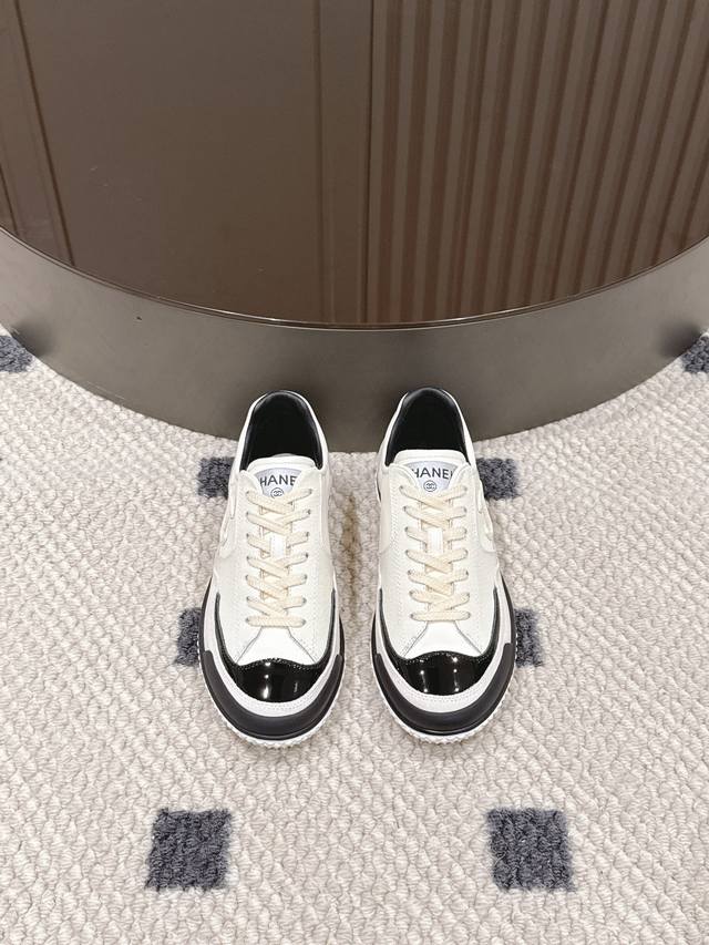 p 。码数35-40。 41定做 Chanel 2025新款德训鞋来袭，直接美到心巴上！ 经典的品牌元素与德训鞋的利落轮廓完美融合，每一处细节都彰显着Chane