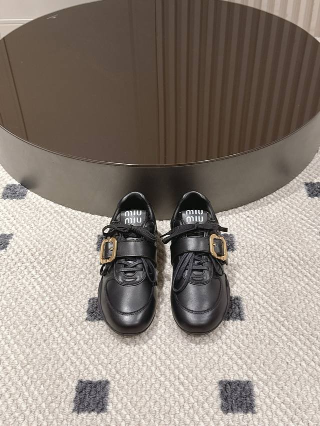 p 。码数35-40 41定做 Miu Miu新款打蜡小牛皮鞋，真的让人毫无抵抗力 那细腻的小牛皮质感，经过打蜡工艺处理后，光泽度恰到好处，高级感扑面而来。棕色