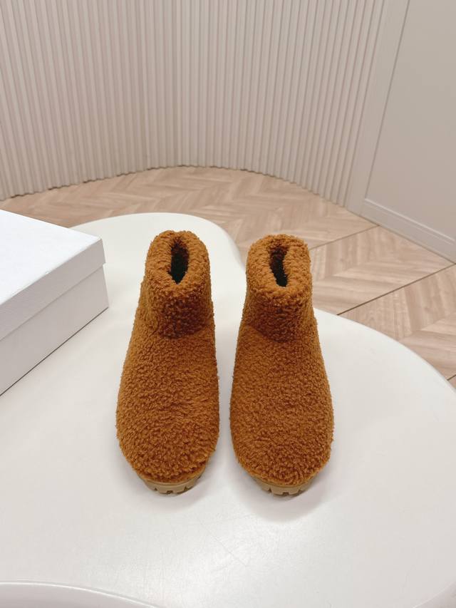 普拉达 prada24秋冬毛毛短靴 雪地靴．经典三角扣 舒适 萌萌哒 可爱 时尚 高雅 百搭 ，羊毛舒适柔软，唤醒秋冬暖意。让您从早到晚舒适踱步。可以轻松驾驭四