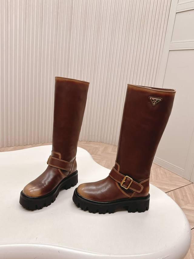 顶级版 牛绒款 皮面款 prada 普拉达经典三角标一脚蹬王炸高筒女靴 骑士靴 全系列采用多种进口材料：擦色打腊小牛皮 高丝光反绒牛皮 ，内里水染羊皮 发泡底轻