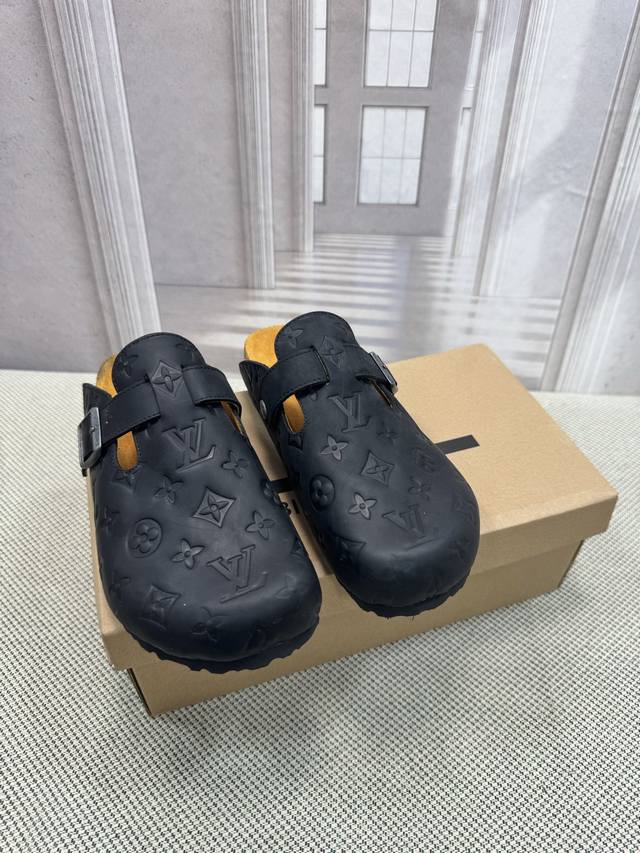 Birkenstock X 联名Lv 情侣款 勃肯鞋 休闲 爆头 拖鞋 Birkenstock系列 这两个品牌刚出联名我就心动了 代购找很久才买到货，真的一鞋难