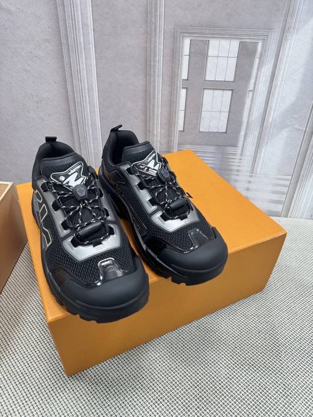 Lv 路易威登L家 驴牌 最新Olympia系列 情侣款 银角大王 休闲 运动鞋 跑鞋 本款 Lv Olympia 运动鞋融合网格面料与金属质感合成皮革等科技面