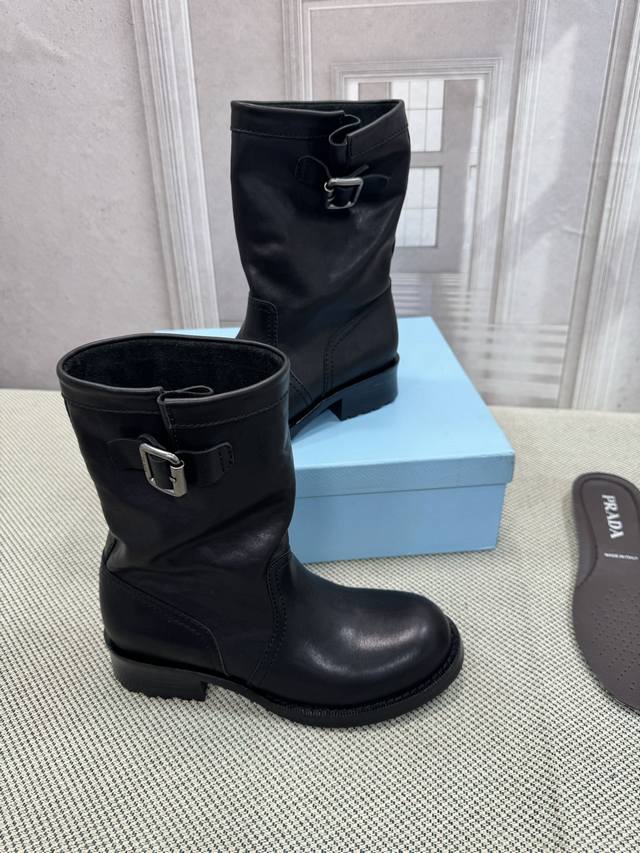 prada 普拉达 K New Arrival～ 秋冬短靴 鞋底造型很有线条感，登山鞋底的造型，鞋面简约百搭！ 小短腿大长腿都能轻松驾驭呀 顶级品质 35-41