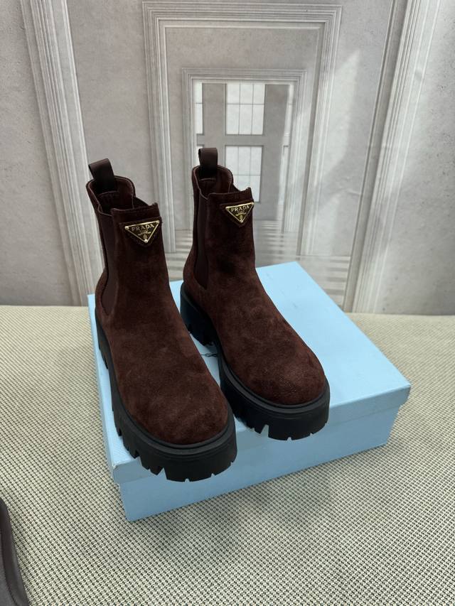prada 普拉达 K New Arrival～ 秋冬短靴 鞋底造型很有线条感，登山鞋底的造型，鞋面简约百搭！ 小短腿大长腿都能轻松驾驭呀 顶级品质 35-41