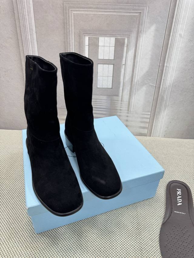 prada 普拉达 K New Arrival～ 秋冬短靴 鞋底造型很有线条感，登山鞋底的造型，鞋面简约百搭！ 小短腿大长腿都能轻松驾驭呀 顶级品质 35-41