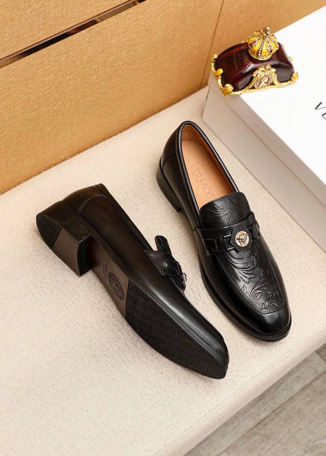 商品商标：Versace 范思哲 休闲皮鞋 正码码数: 38-44 45.46.47订制 商品材料：精选 进口头层小牛皮压花鞋面+奢华五金扣，进口水染牛皮内里。